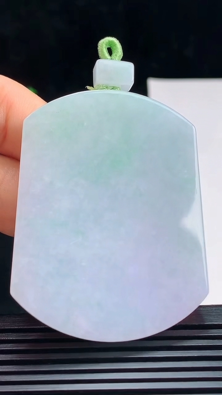 天然A货翡翠春带彩 紫罗兰无事牌吊坠，尺寸53.8-41-5.5 重量:38.17g
7月15日
