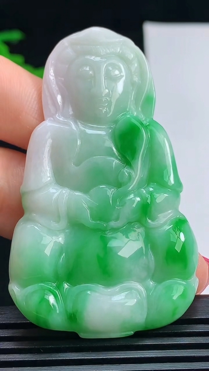 天然A货翡翠正装观音吊坠，尺寸61-36-6 重量:24.54g
7月15日