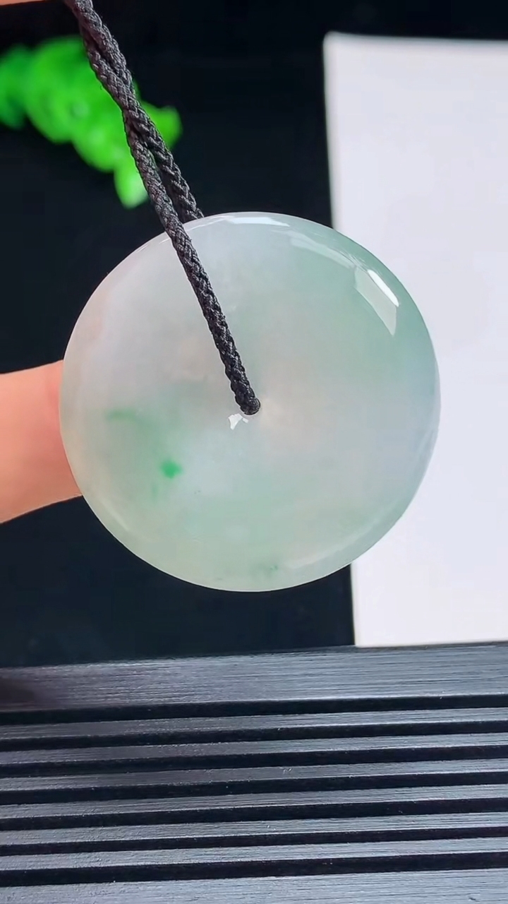 天然A货翡翠平安扣吊坠，尺寸32-5.5 重量:12.38g
7月15日