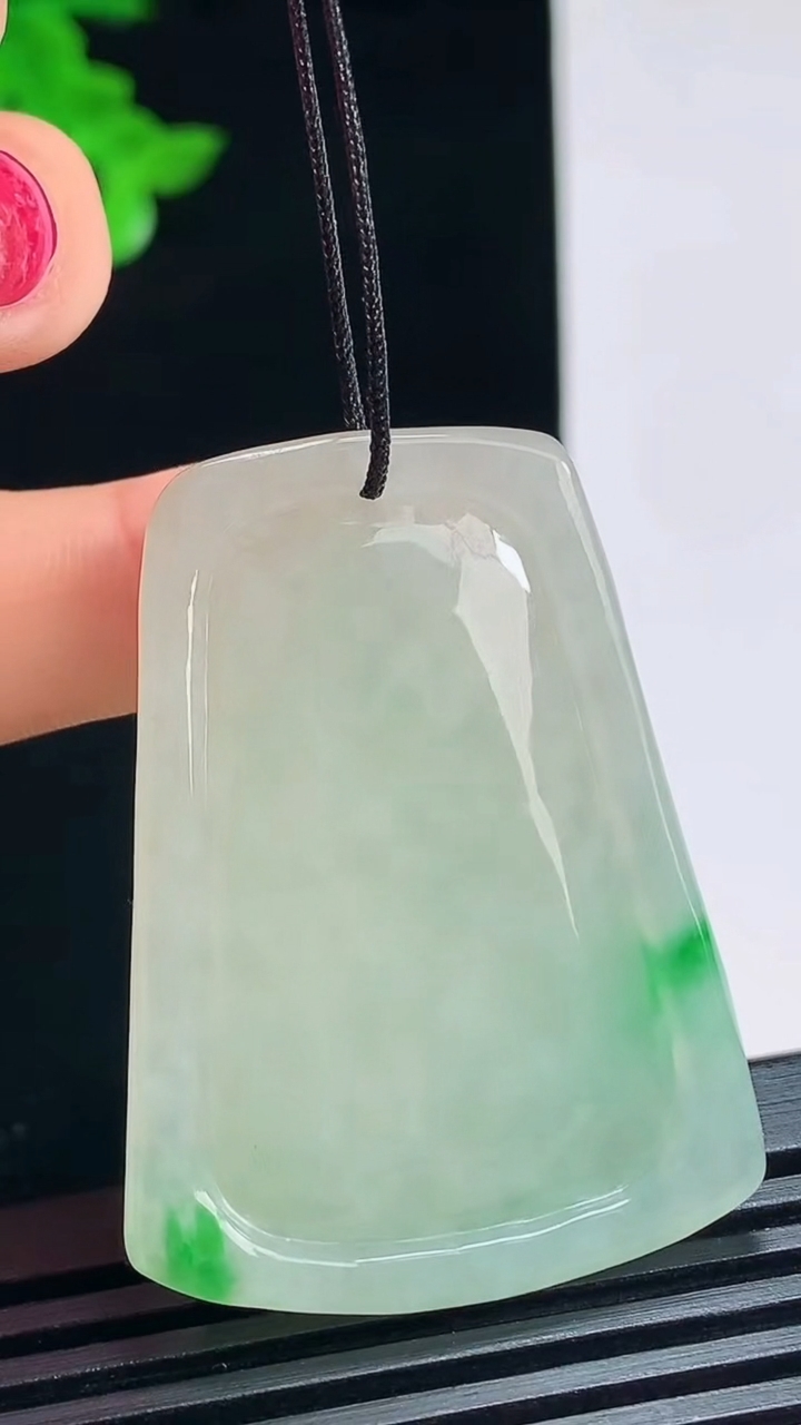 天然A货翡翠千手观音菩萨吊坠，尺寸43.6-32-5.8 重量:16.67g
7月15日