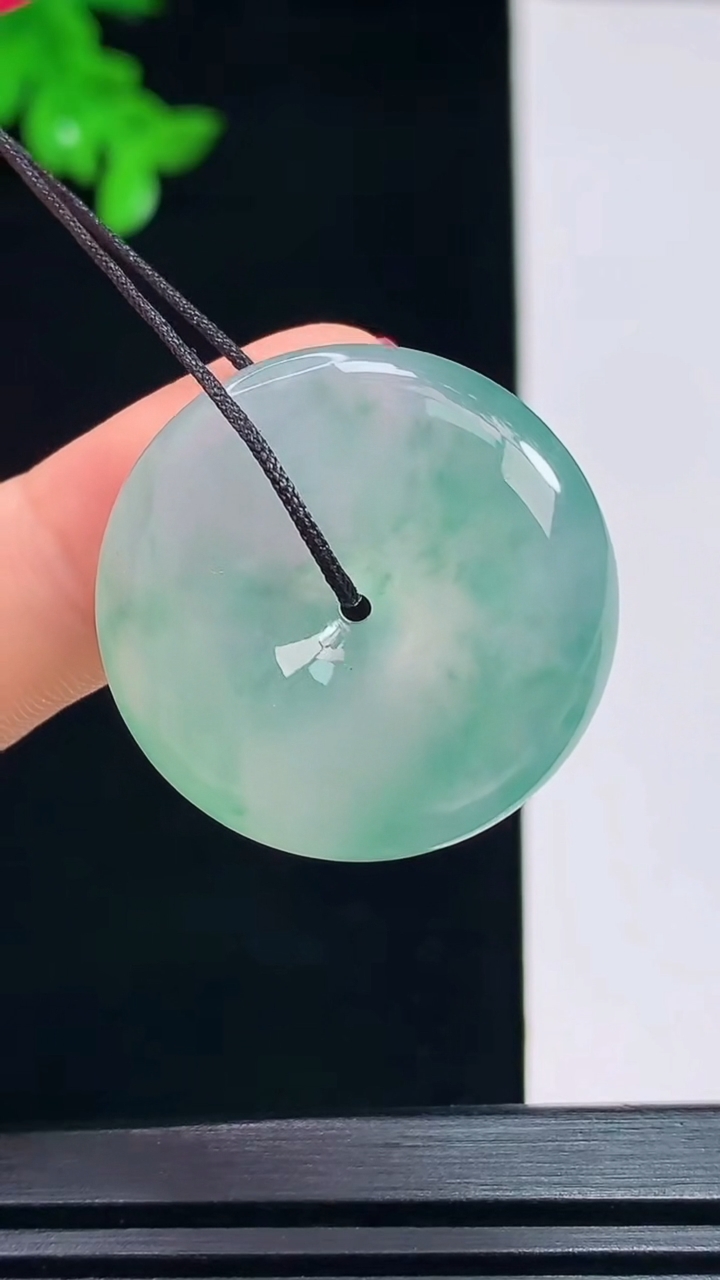 天然A货翡翠种飘花平安扣吊坠，尺寸26.3-6.6 重量:9.67g
7月15日