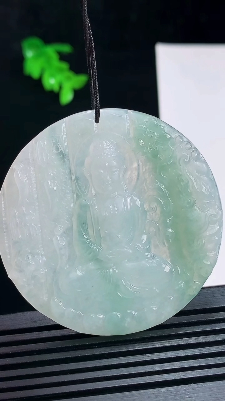 天然A货翡翠大日如来佛吊坠，尺寸51.6-5.2 重量:29.53g
7月15日