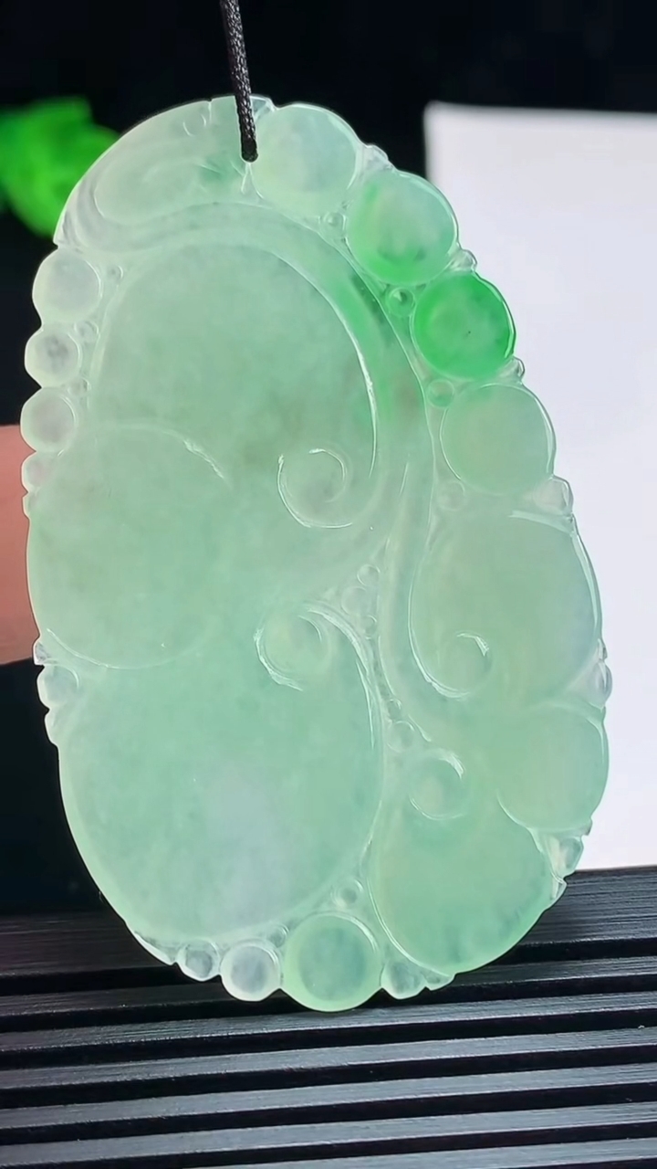 天然A货翡翠如意吊坠，尺寸58.6-36.2-3 重量:13.33g
7月15日