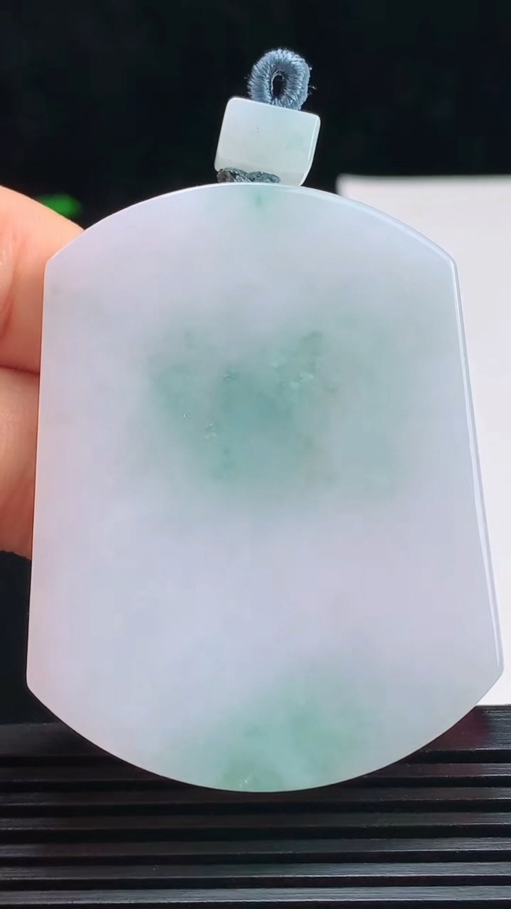 天然A货翡翠飘花无事牌吊坠，尺寸53-40-5.2 重量:35.41g
7月15日