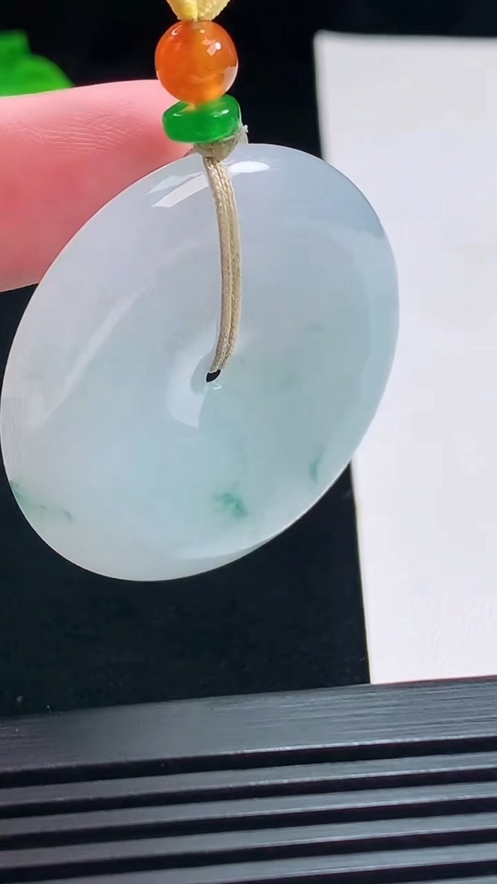 天然A货翡翠冰种飘花平安扣吊坠，尺寸39.6-5.8 重量:20.79g
7月15日