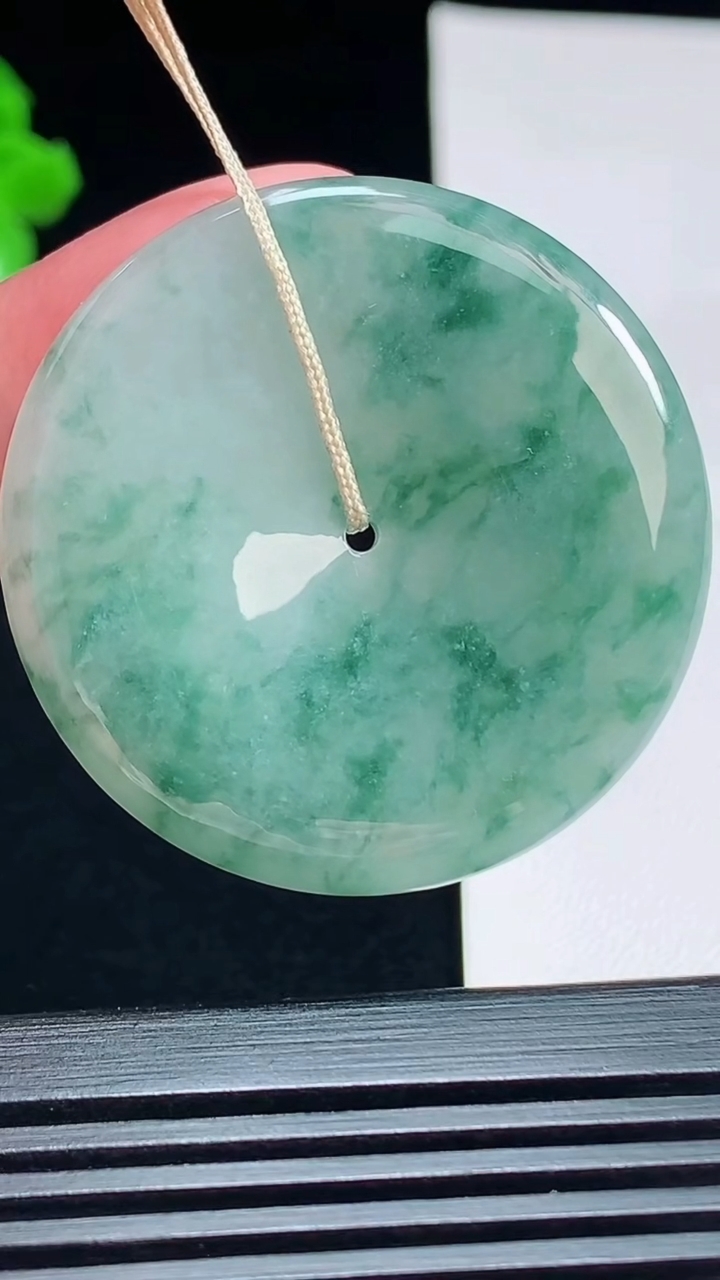 天然A货翡翠飘花平安扣吊坠，尺寸38-5.2 重量:16.92g
7月15日