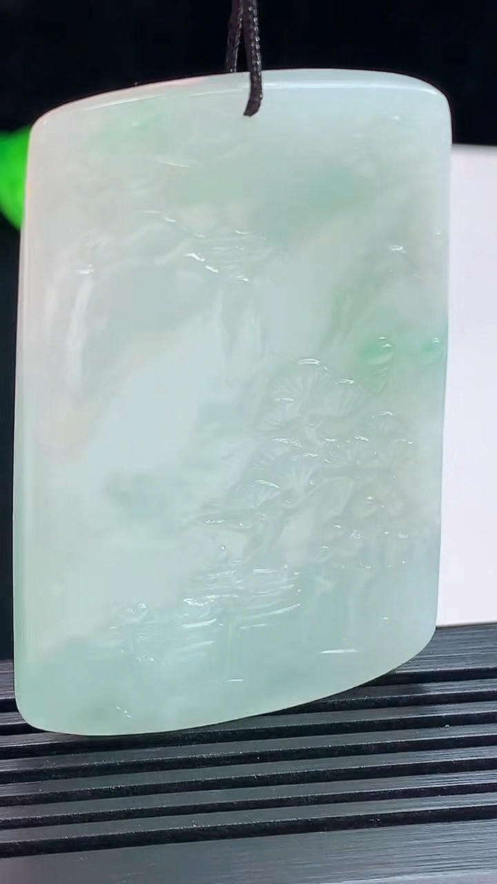 天然A货翡翠山水牌吊坠，尺寸56-37.5-5.8重量:28.36g
7月15日