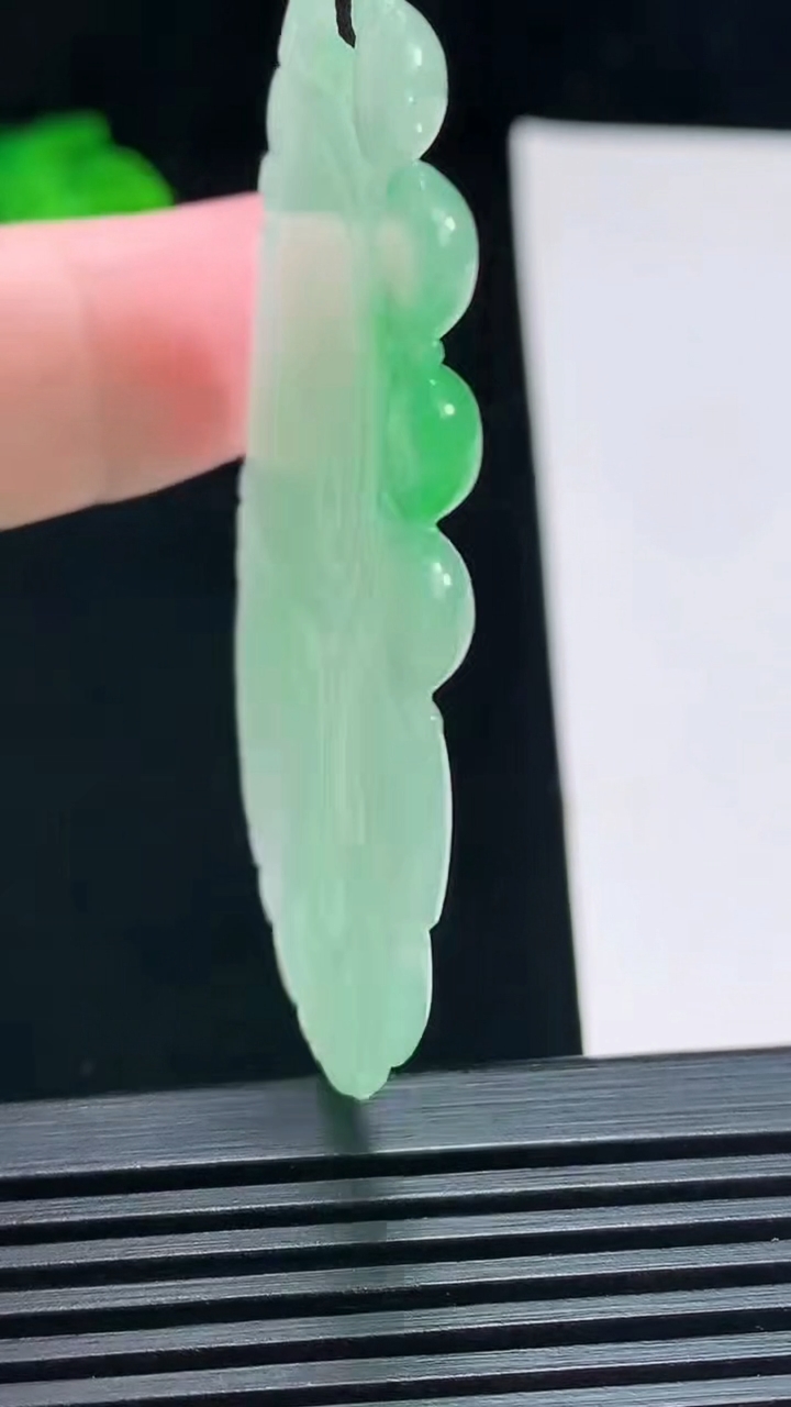 天然A货翡翠如意吊坠，尺寸58.6-36.2-3 重量:13.33g
7月15日