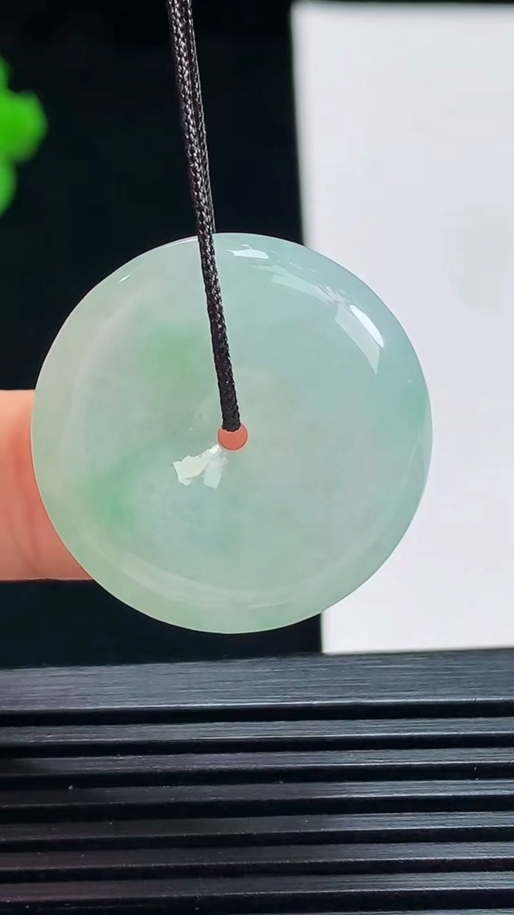 天然A货翡翠平安扣吊坠，尺寸24-5.6 重量:7.00g
7月15日