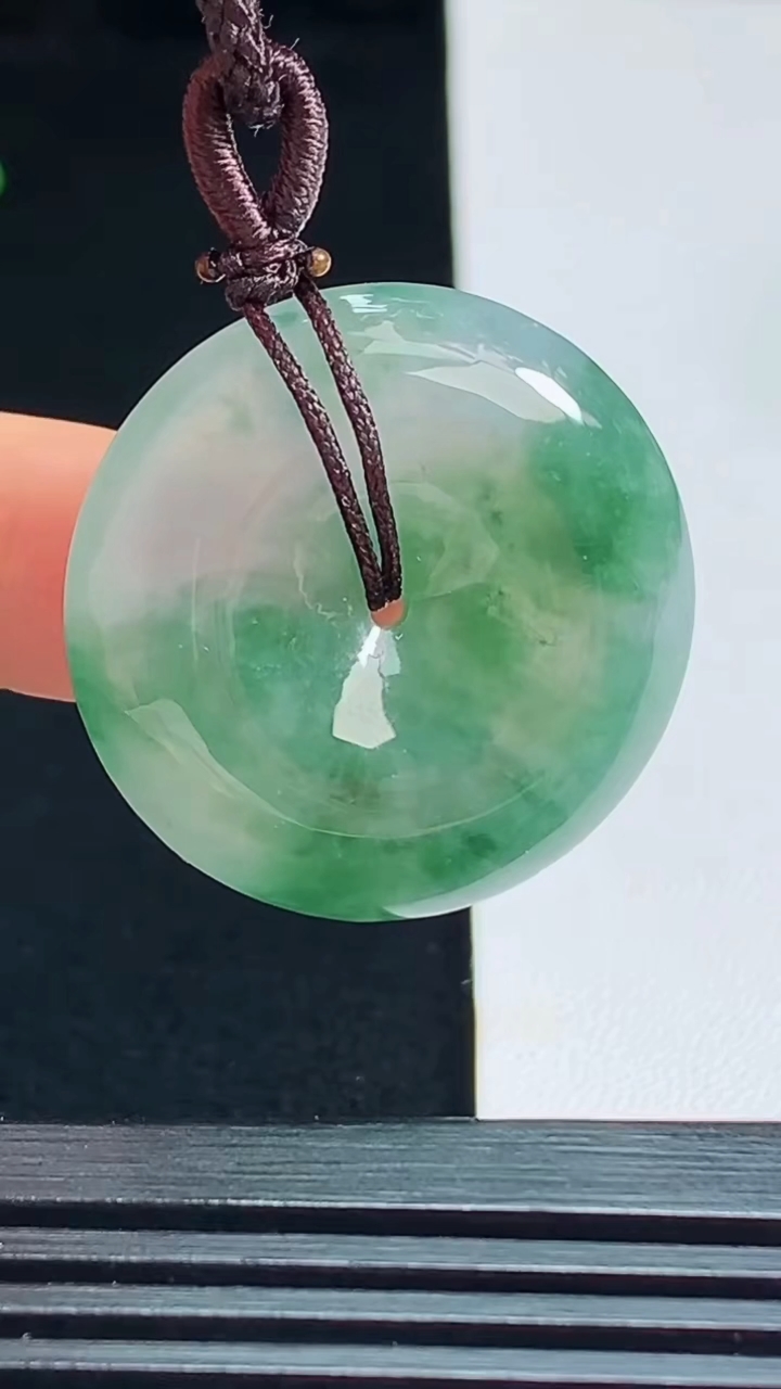 天然A货翡翠平安扣吊坠，尺寸28-5.5 重量:9.00g
7月15日