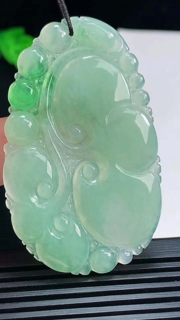 天然A货翡翠如意吊坠，尺寸58.6-36.2-3 重量:13.33g
7月15日