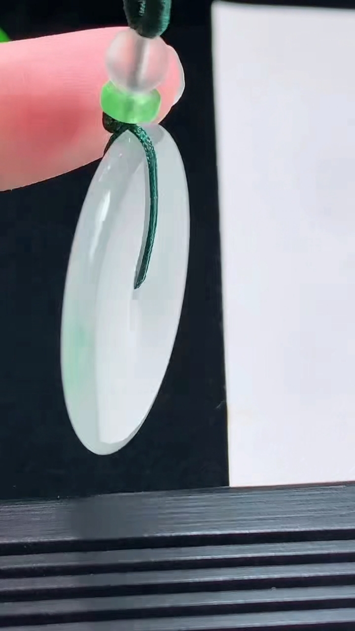 天然A货翡翠平安扣吊坠，尺寸36-4.5 重量:14.37g
7月15日