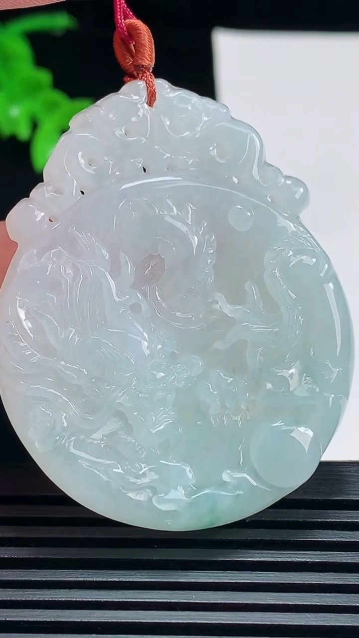 天然A货翡翠飘花龙牌吊坠，尺寸51-41-5.8 重量:22.98g
7月15日