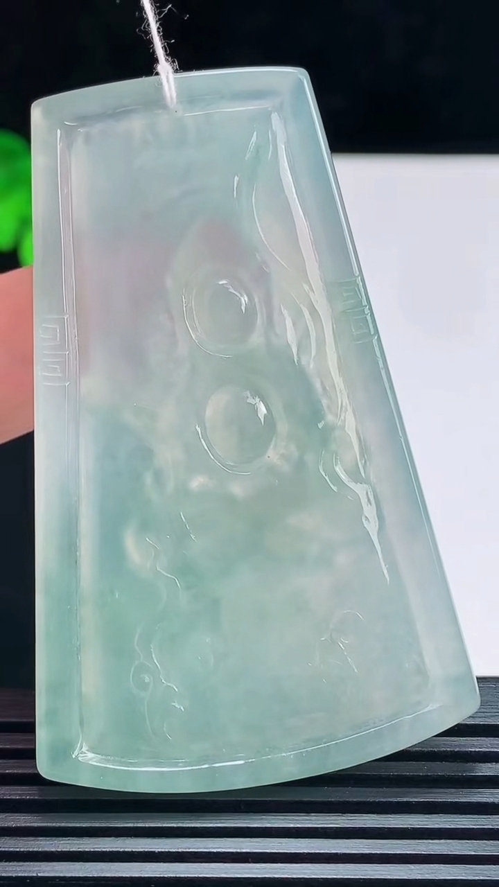 天然A货翡翠大势至菩萨吊坠，尺寸64-39.5-5 重量:28.19g
7月15日