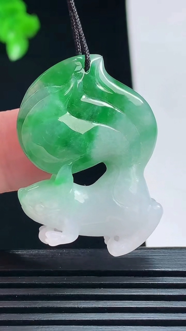天然A货翡翠松鼠吊坠，尺寸36-27-6.8 重量:9.80g
7月15日
