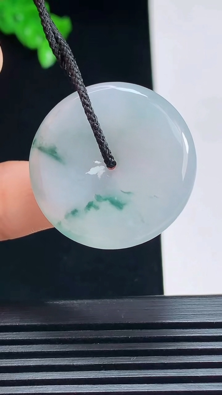 天然A货翡翠飘花平安扣吊坠，尺寸28.6-5 重量:8.77g
7月15日