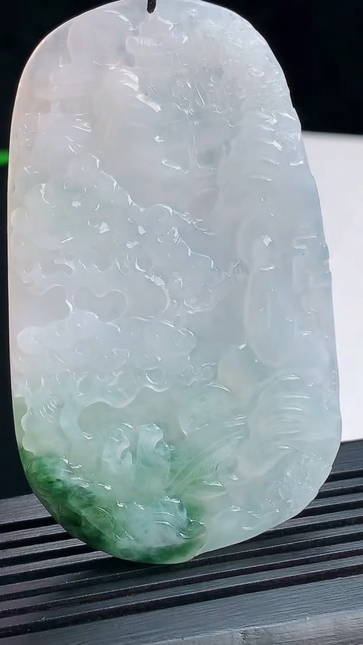 天然A货翡翠牌吊坠，尺寸67.2-40.6-5.2 重量:32.08g
7月15日