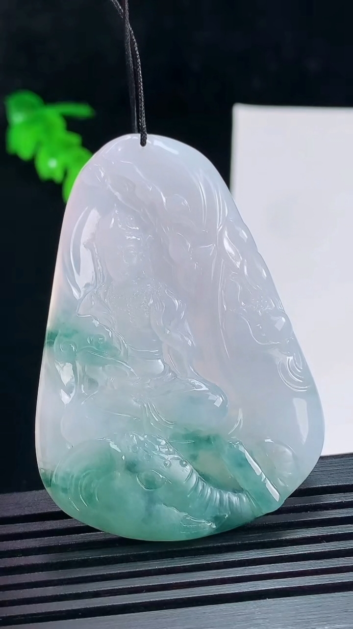 天然A货翡翠飘花普贤菩萨吊坠，尺寸61-42-5.5 重量:28.94g
7月15日