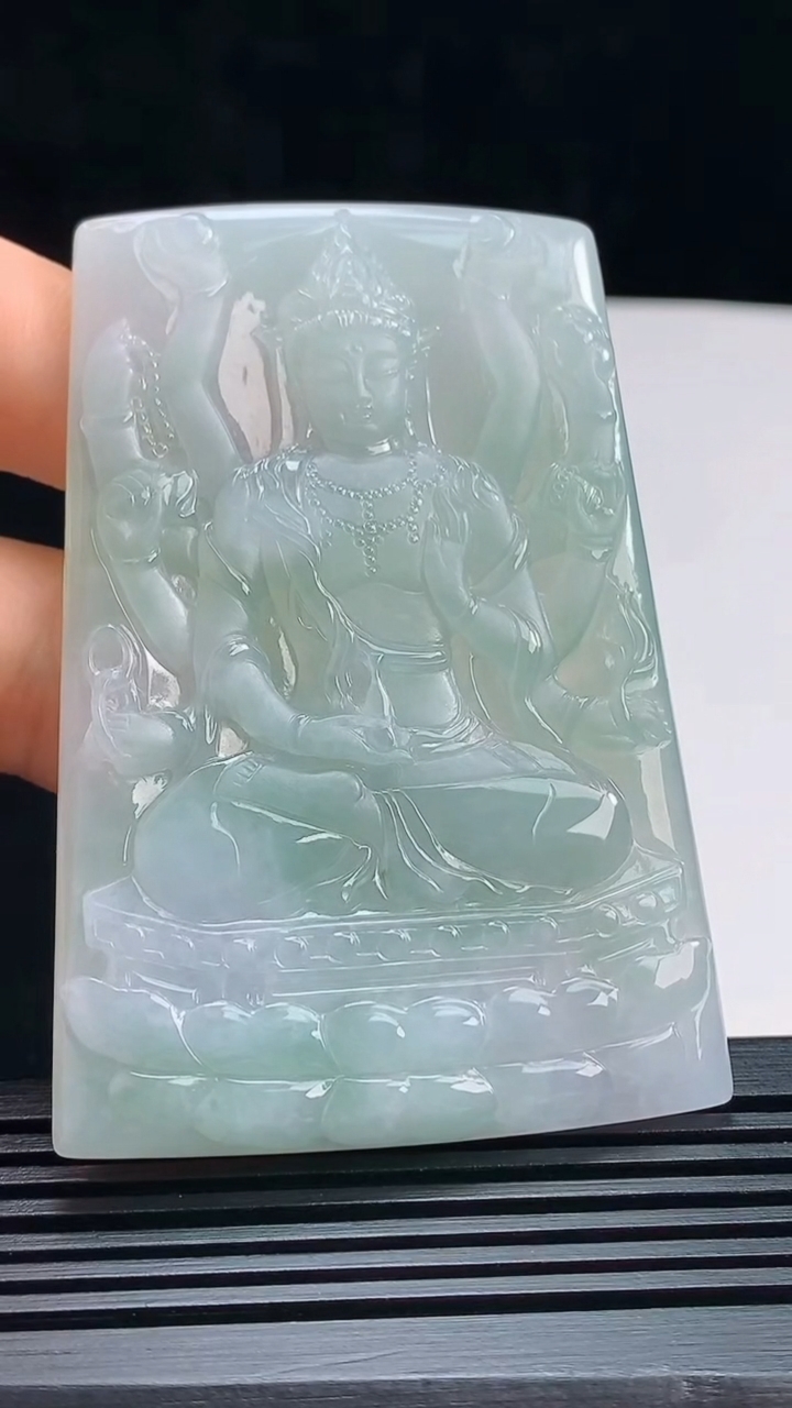 天然A货翡翠千手观音菩萨吊坠，尺寸69-47-5.5 重量:45.16g
7月16日