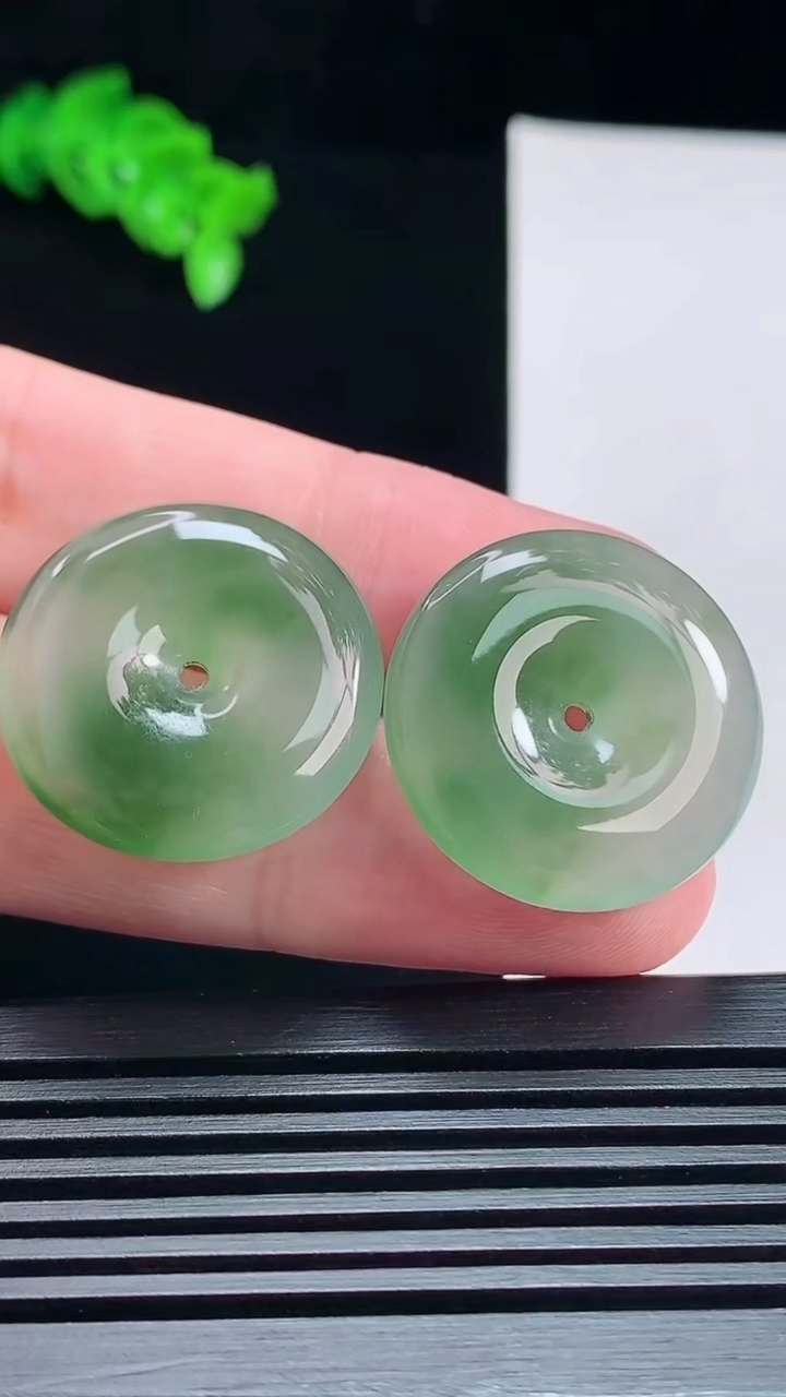 天然A货翡翠平安扣吊坠一对，尺寸24-5.2 重量:13.34g
7月16日