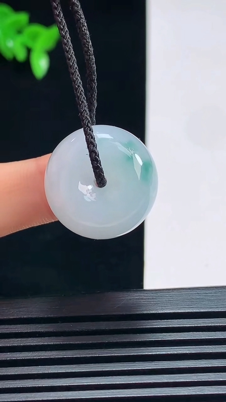 天然A货翡翠飘花路路通吊坠，尺寸19.3-11.6 重量:9.13g
7月16日