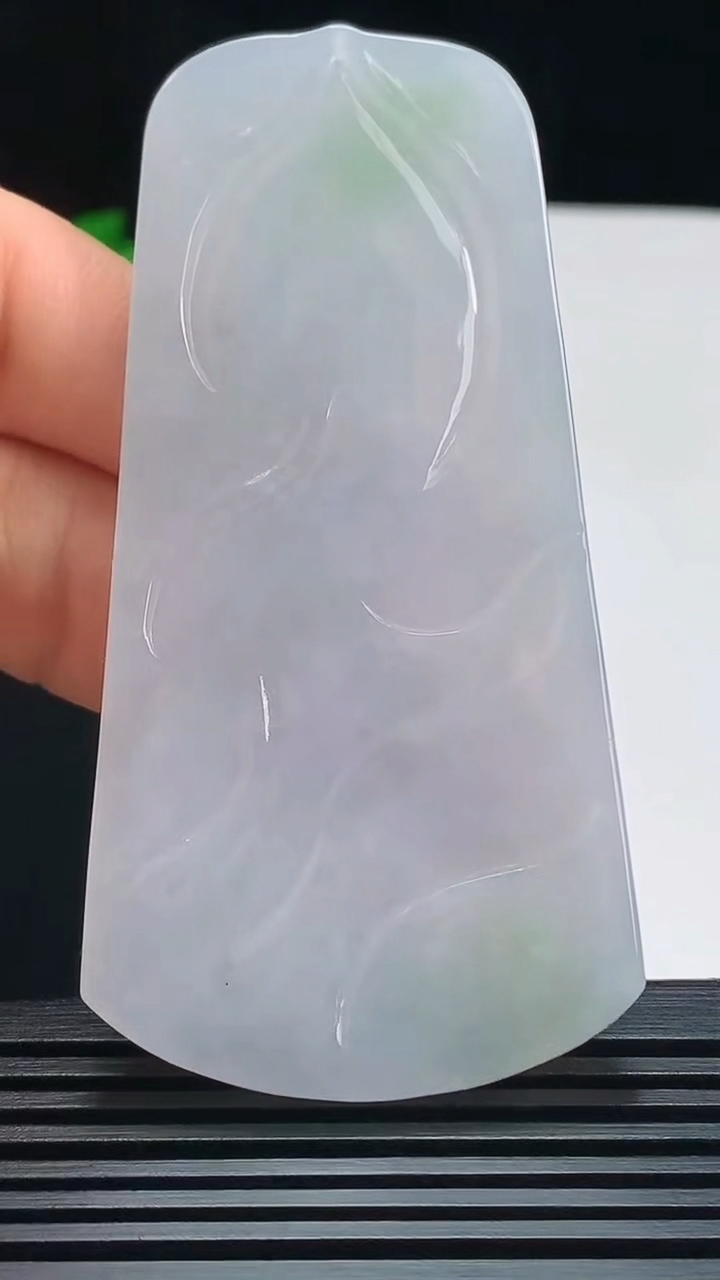 天然A货翡翠大势至菩萨吊坠，尺寸74-36.6-5.5 重量:33.86g
7月16日