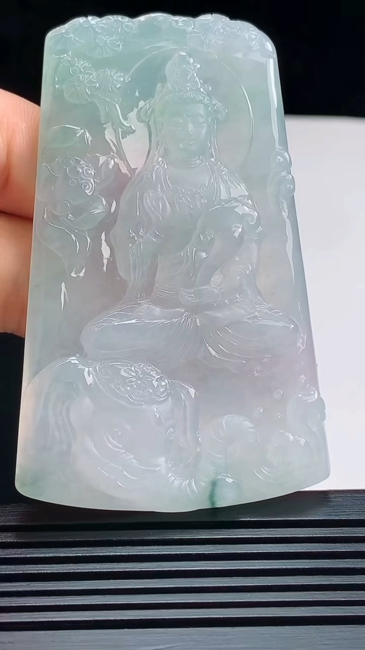天然A货翡翠普贤菩萨吊坠，尺寸70.8-45-5.5 重量:40.25g
7月16日