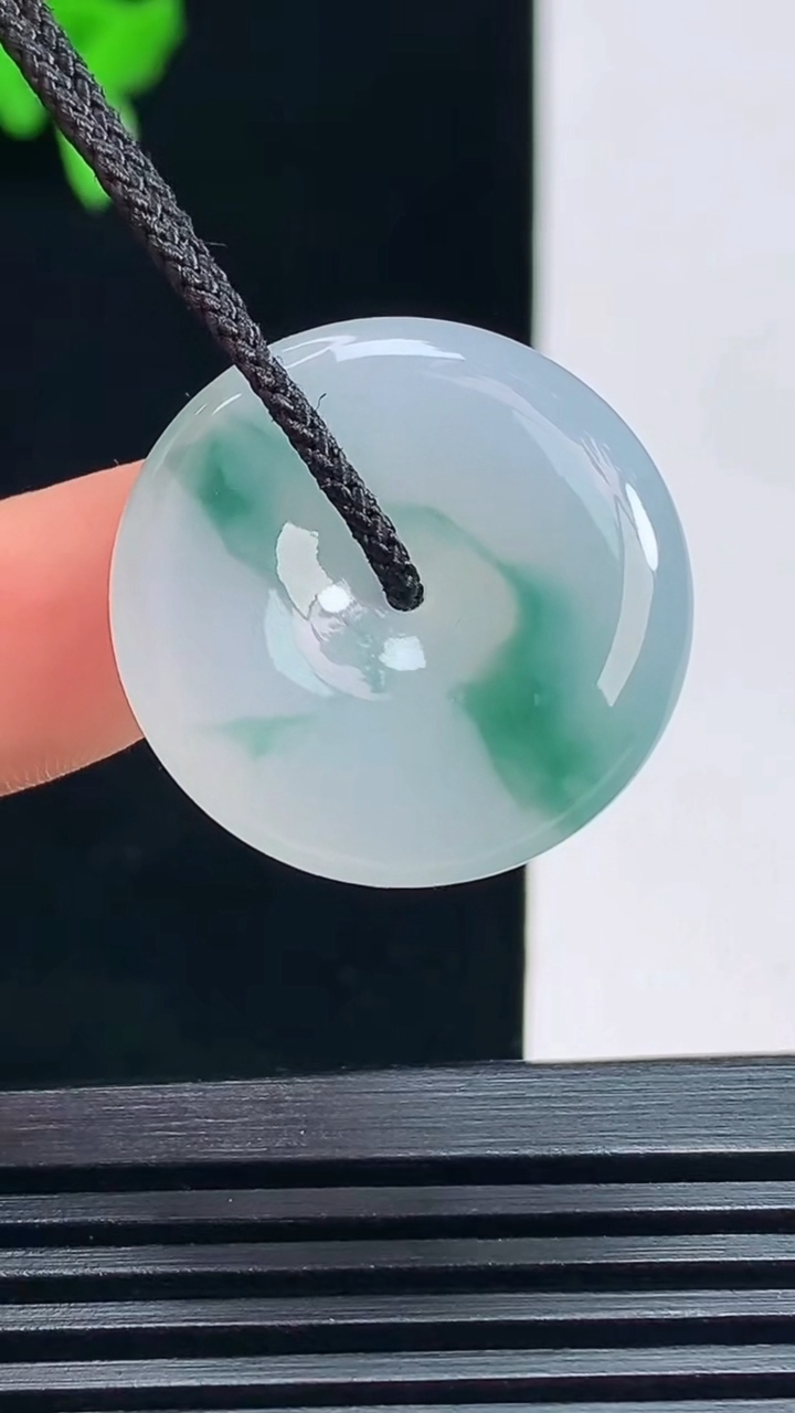 天然A货翡翠飘花平安扣吊坠，尺寸24-5.2 重量:6.8g
7月16日