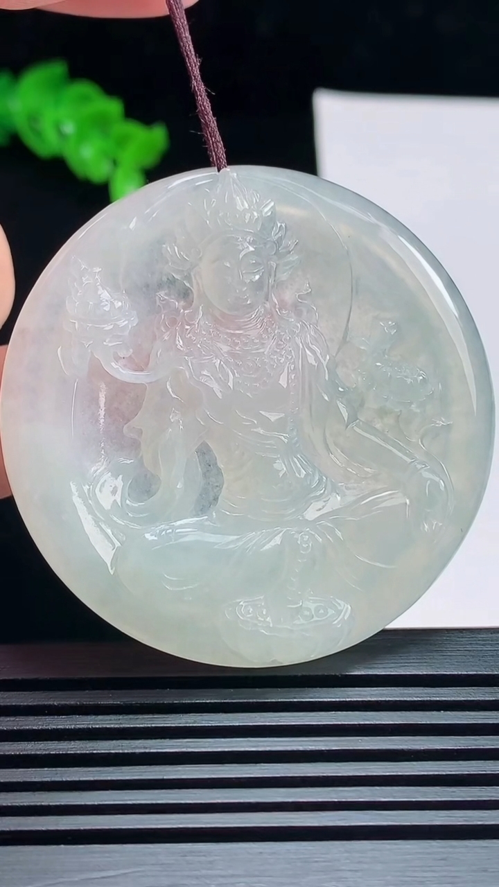 天然A货翡翠大势至菩萨吊坠，尺寸49-4.6 重量:20.20g
7月16日