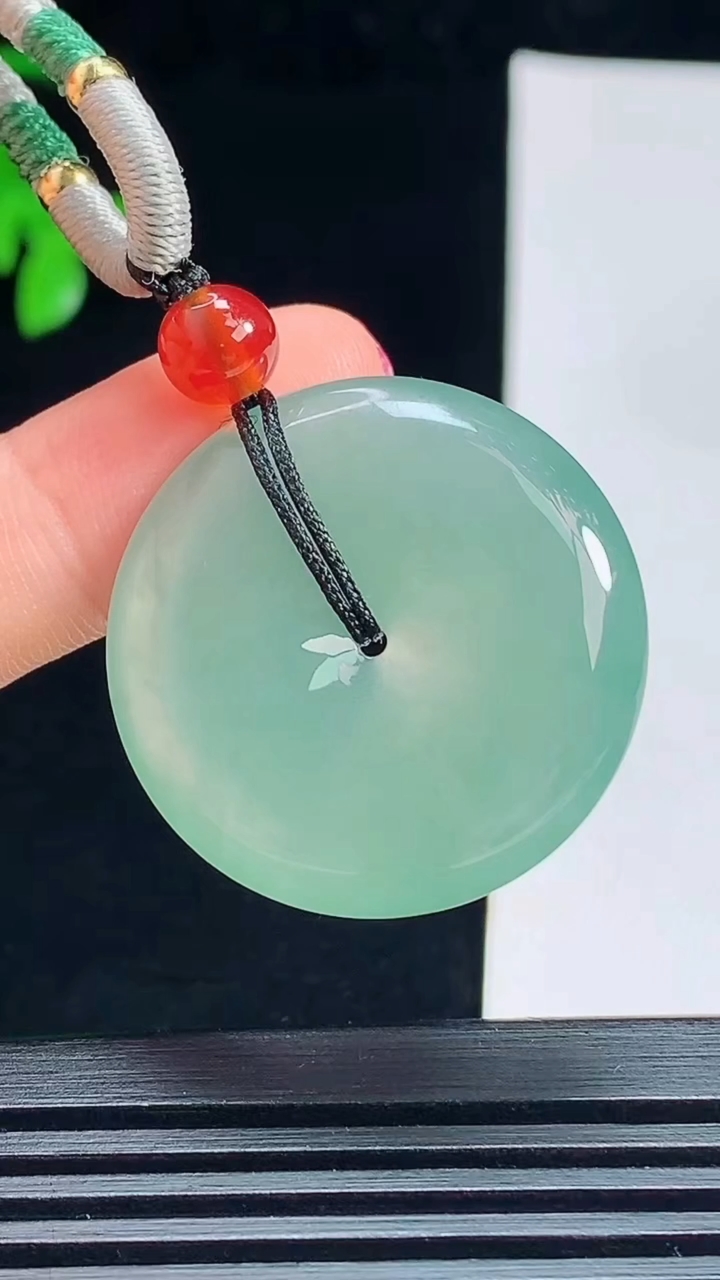 天然A货翡翠平安扣吊坠，尺寸28-5.6 重量:12.41g
7月16日