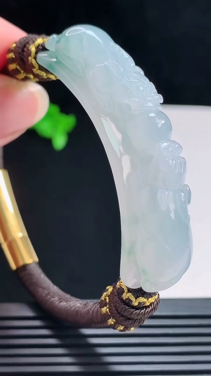 天然A货翡翠飘花普贤手牌吊坠，尺寸57.5-12-13.2 重量:30.22g
7月16日