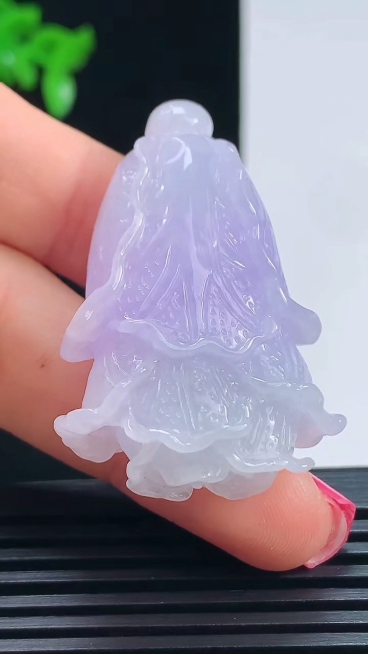 天然A货翡翠紫罗兰白菜吊坠，尺寸40.6-27-13 重量:20.00g
7月16日