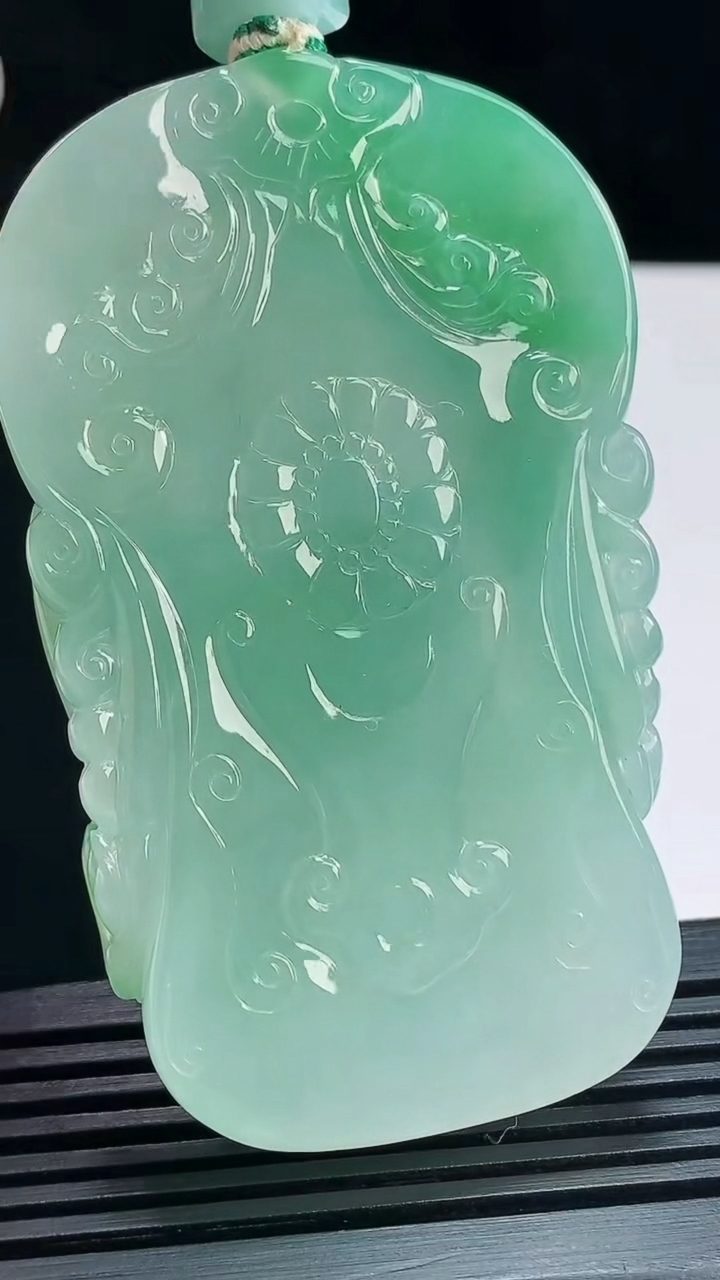 天然A货翡翠西方三圣吊坠，尺寸68.5-42-12.2 重量:73.54g
7月16日