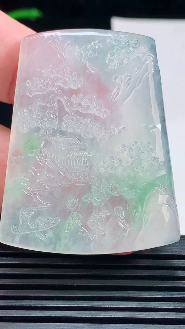 天然A货翡翠山水牌吊坠，尺寸49-38.2-5.6 重量:26.40g
7月16日