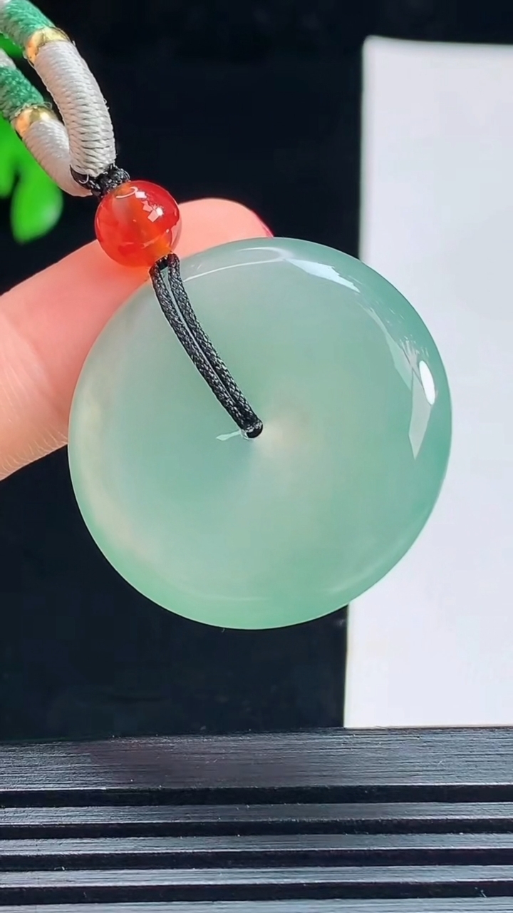 天然A货翡翠平安扣吊坠，尺寸28-5.6 重量:12.41g
7月16日