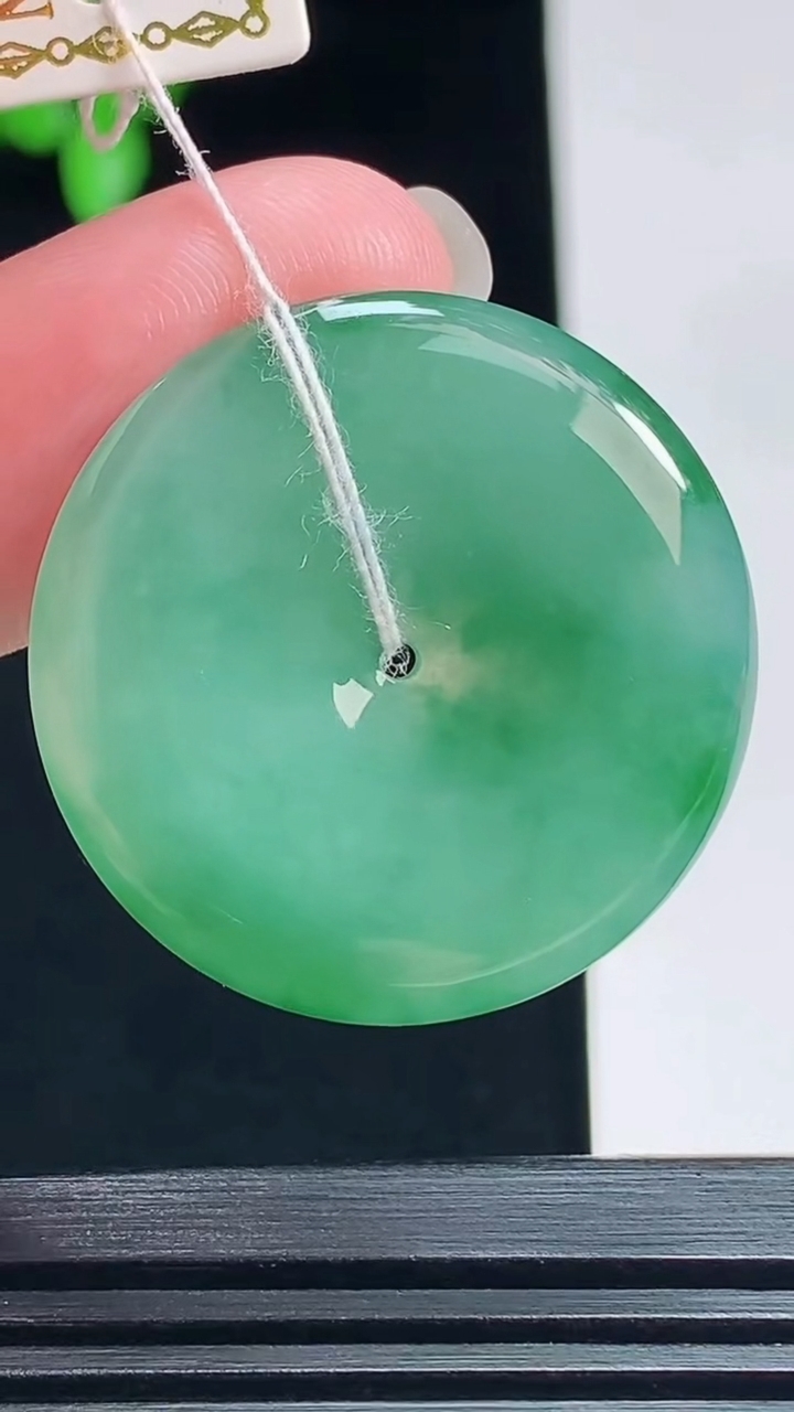 天然A货翡翠平安扣吊坠，尺寸29-4.2 重量:7.72g
7月16日