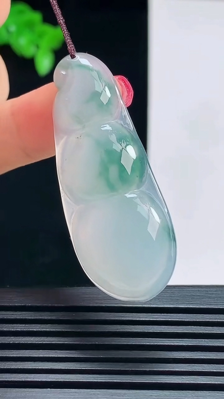 天然A货翡翠飘花福豆吊坠，尺寸44-17-5.2 重量:6.78g
7月16日