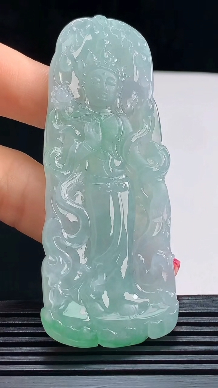 天然A货翡翠大势至菩萨吊坠，尺寸77-30-5.8 重量:31.66g
7月16日