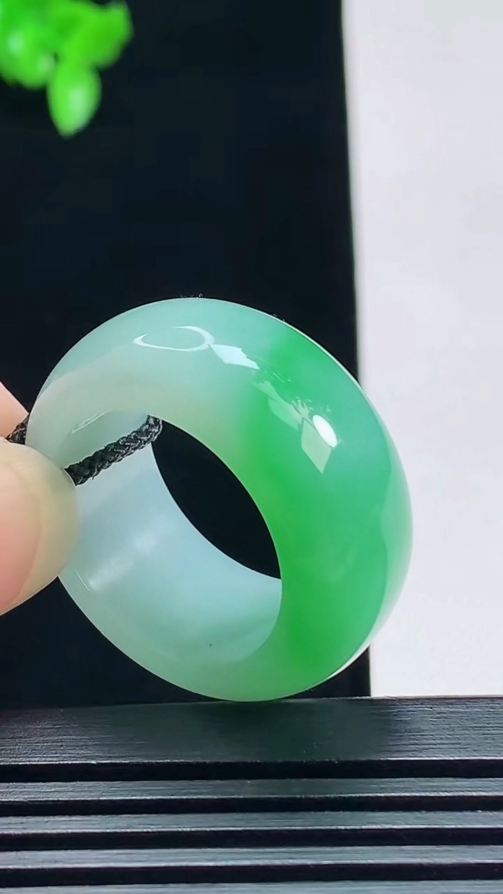 天然A货翡翠素面玉扳指 戒指，尺寸19.6-12-5 重量:12.76g2026年7月16日
工厂直销收藏佳品,种好水足，色泽均匀，有种有色，上手高大气！
