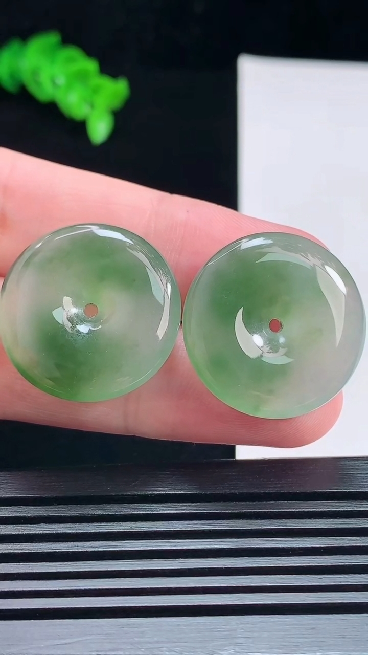 天然A货翡翠平安扣吊坠一对，尺寸24-5.2 重量:13.34g
7月16日