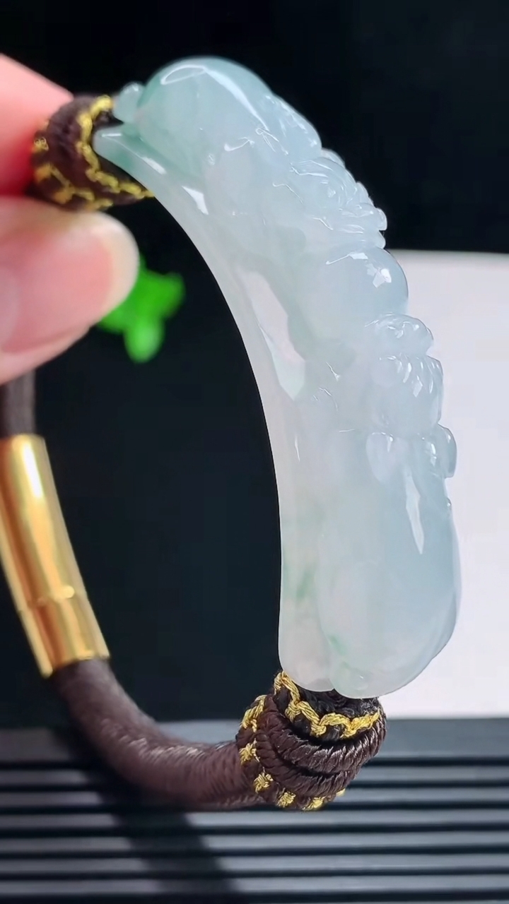 天然A货翡翠飘花普贤手牌吊坠，尺寸57.5-12-13.2 重量:30.22g
7月16日