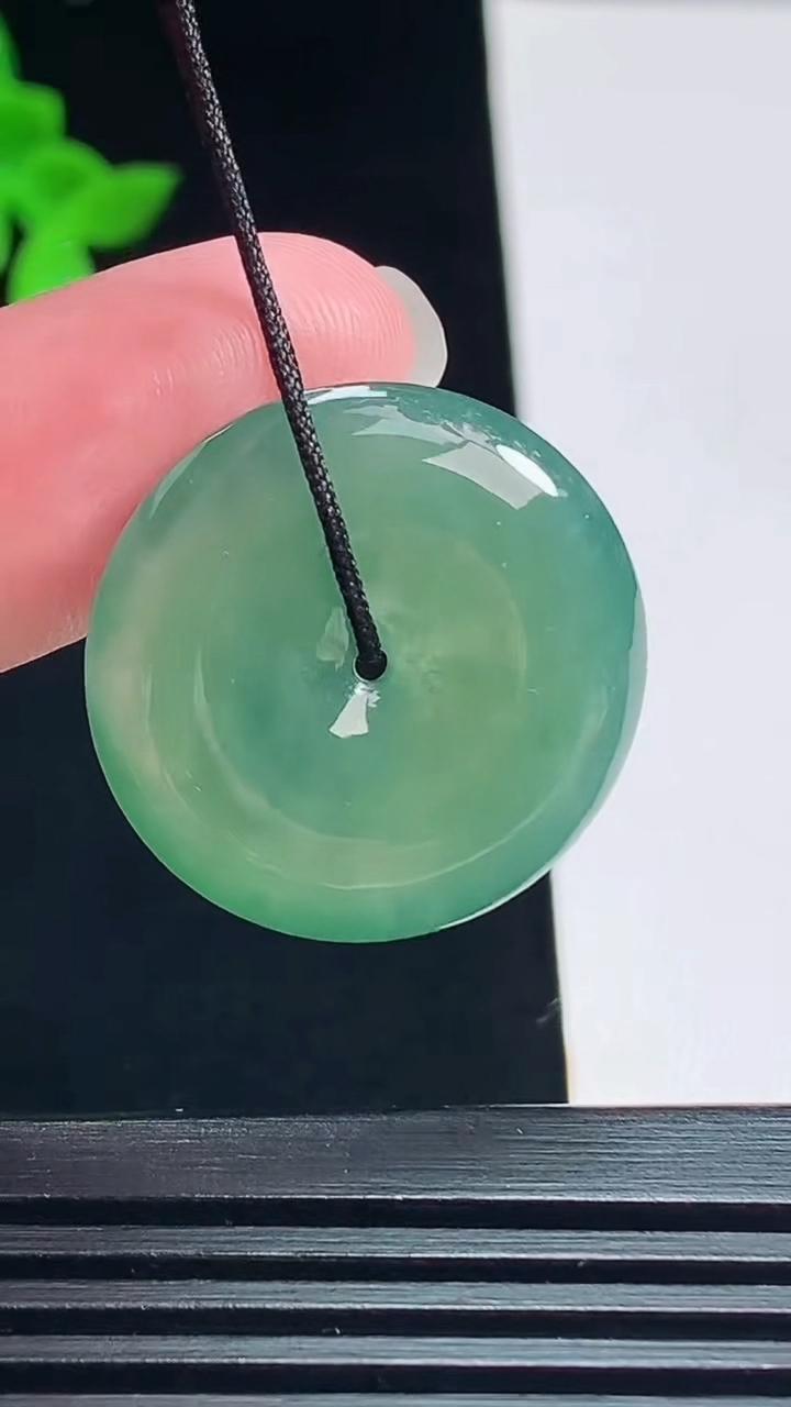 天然A货翡翠平安扣吊坠，尺寸24.6-4.8 重量:5.88g
7月16日