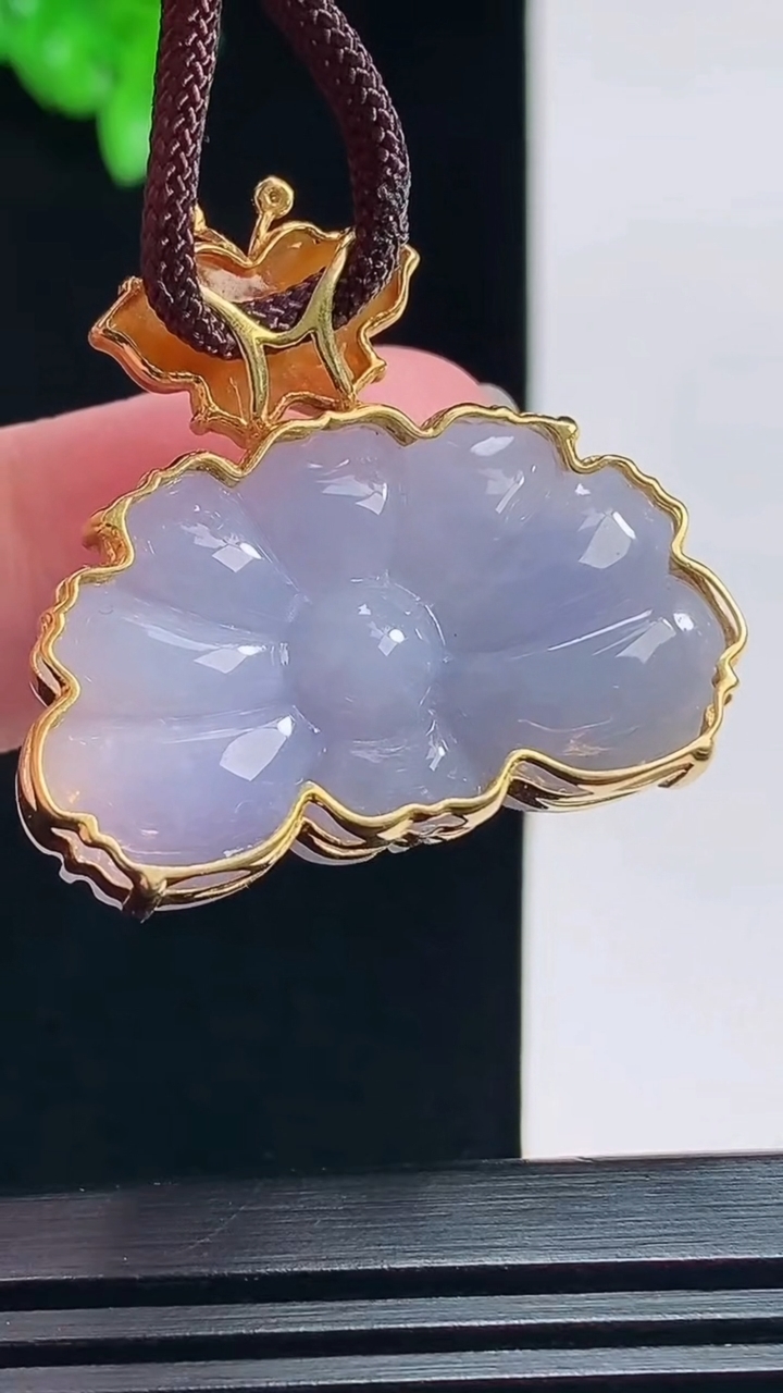 天然A货翡翠18k金紫罗兰莲花吊坠，尺寸30.5-33.5-12.2，裸石19-33.5 重量:12.97g
7月16日