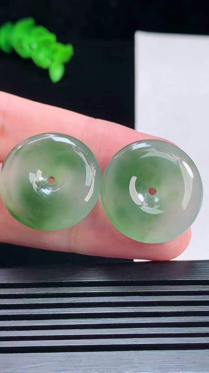天然A货翡翠平安扣吊坠一对，尺寸24-5.2 重量:13.34g
7月16日