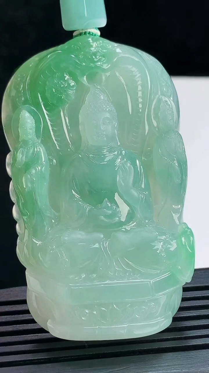 天然A货翡翠西方三圣吊坠，尺寸68.5-42-12.2 重量:73.54g
7月16日