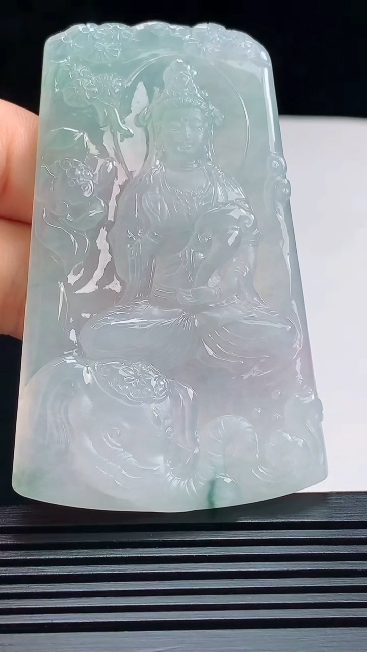 天然A货翡翠普贤菩萨吊坠，尺寸70.8-45-5.5 重量:40.25g
7月16日
