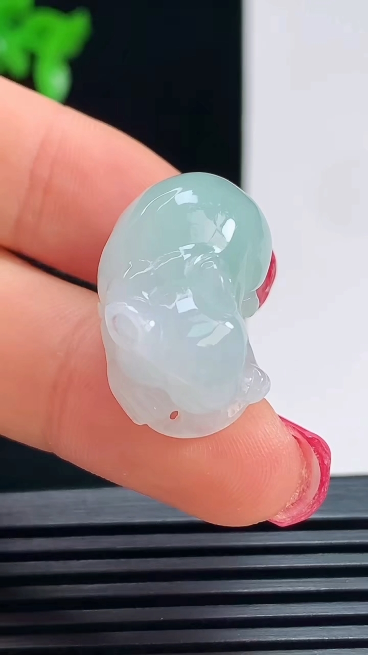 天然A货翡翠生肖鼠吊坠，尺寸23-14-11 重量:7.05g
7月16日