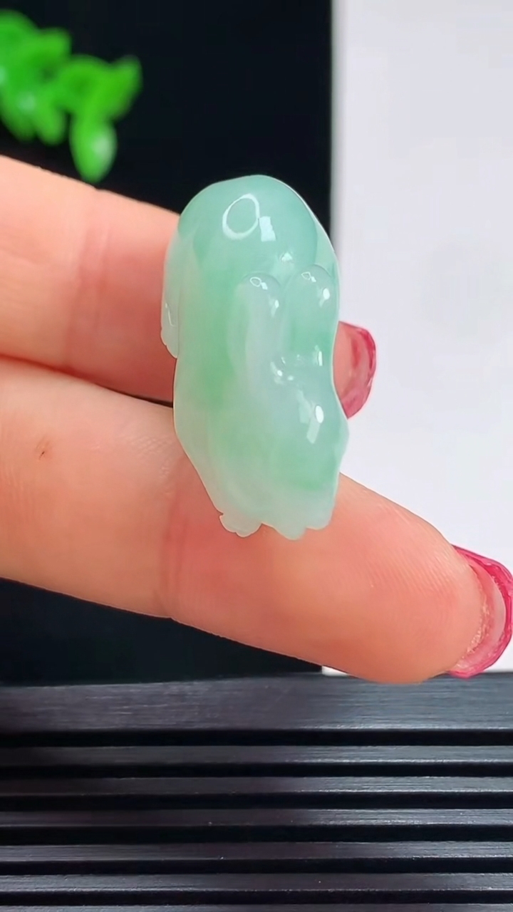 天然A货翡翠生肖兔吊坠，尺寸28-11.6-14.6 重量:8.35g
7月16日