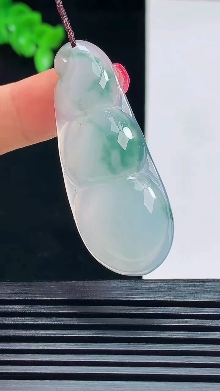 天然A货翡翠飘花福豆吊坠，尺寸44-17-5.2 重量:6.78g
7月16日