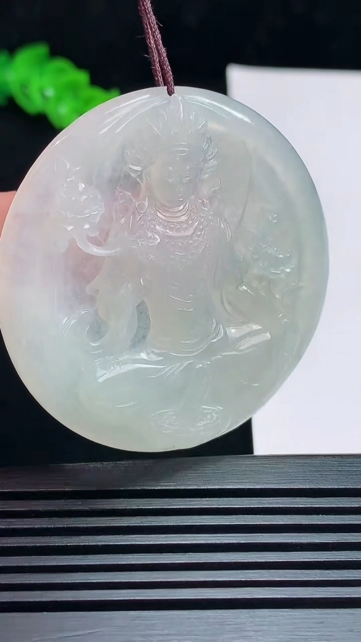 天然A货翡翠大势至菩萨吊坠，尺寸49-4.6 重量:20.20g
7月16日